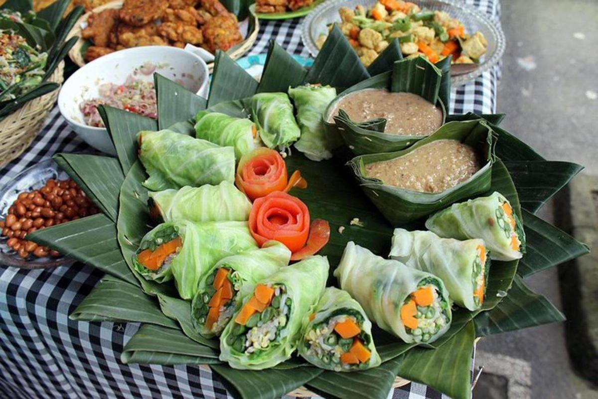un piatto di cibo con verdure su un tavolo