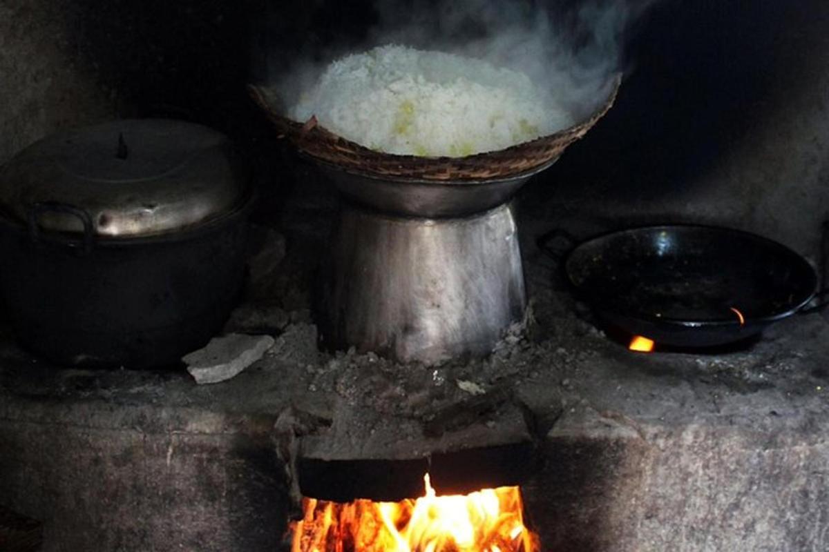 una stufa con una pentola e una ciotola di riso