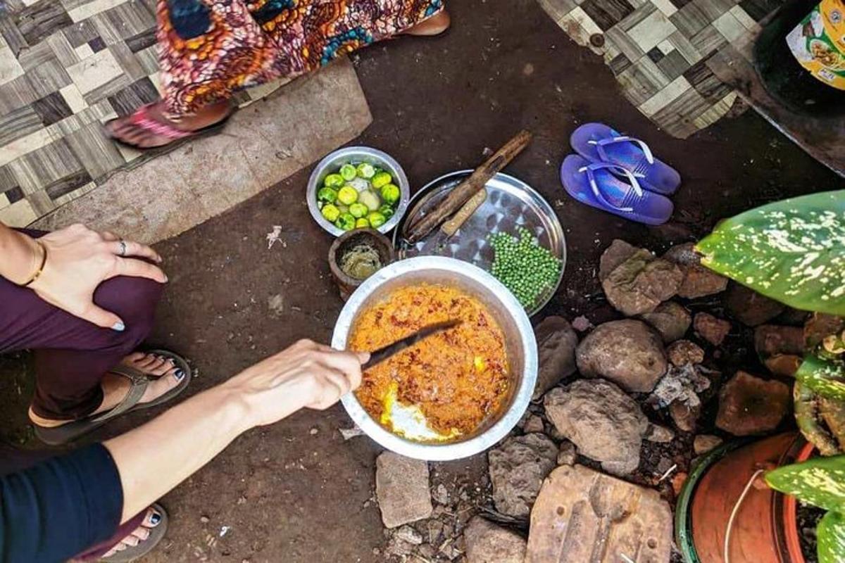 شخص يحمل وعاءً من الطعام على الأرض