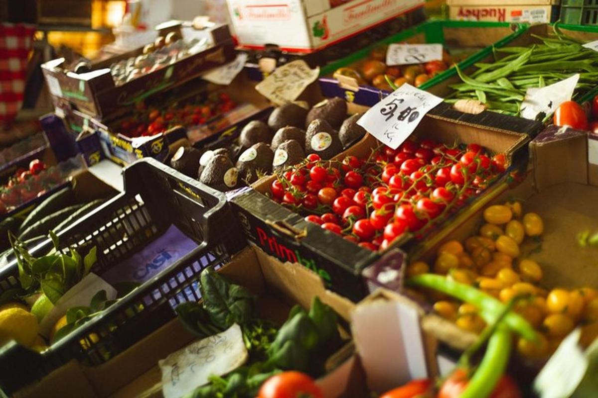 Una exhibición de frutas y verduras en un mercado