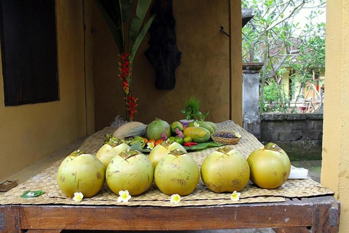 un mucchio di frutta appoggiato su un tavolo