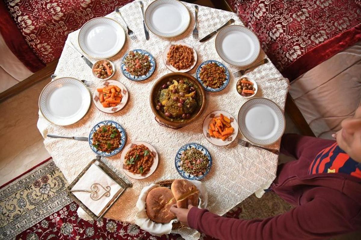 طاولة عليها أطباق وأوعية طعام