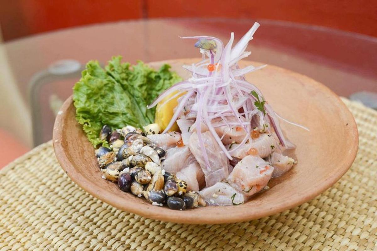 un plat de menjar amb una amanida a la taula