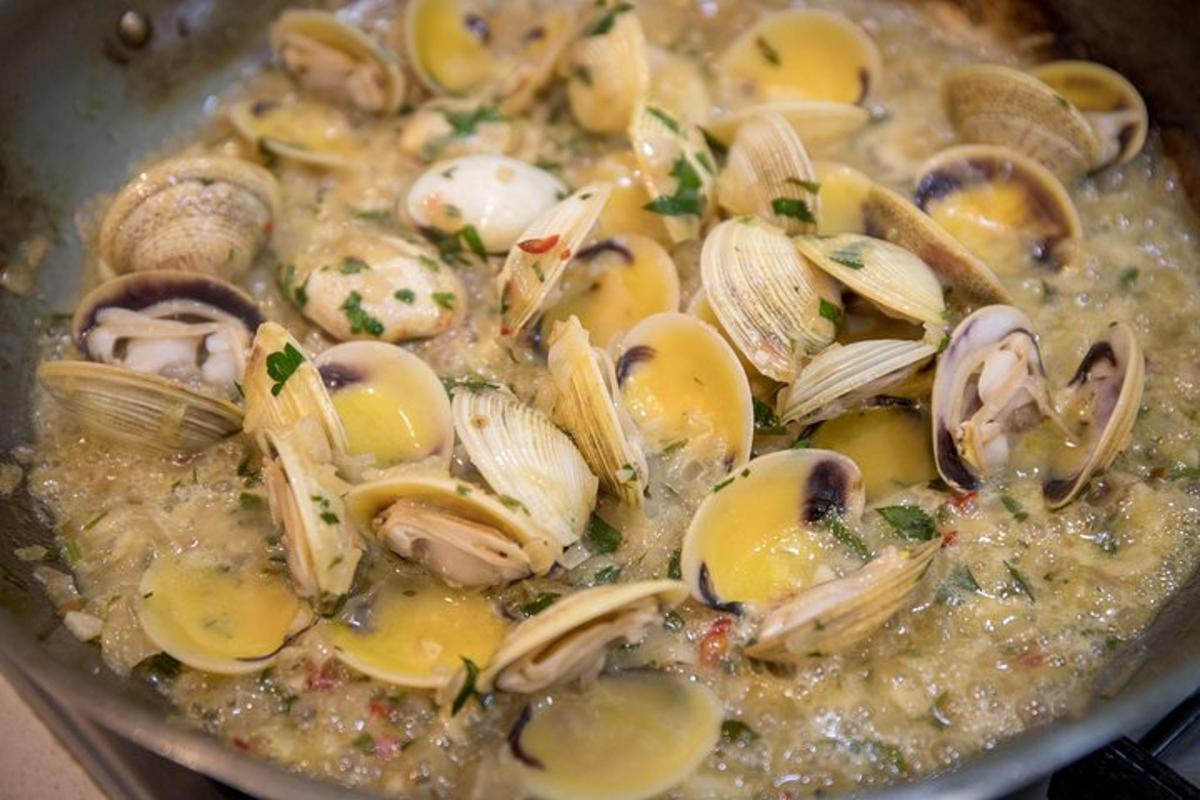 una ciotola di cibo con vongole e altri ingredienti