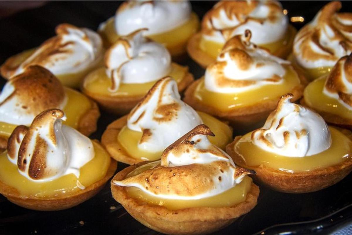 hromada cupcakes s krémovým sýrem a marshmallows