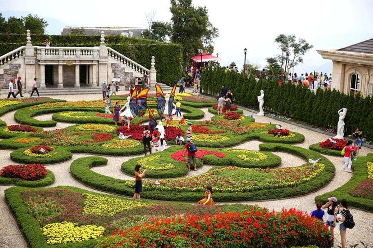 en have med blomster og mennesker, der går rundt i den
