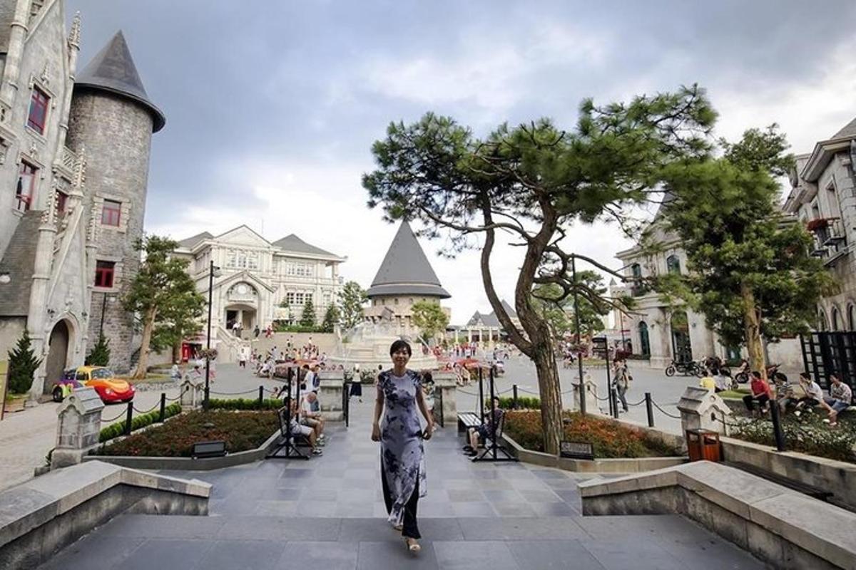 Una mujer caminando por una calle frente a un castillo.