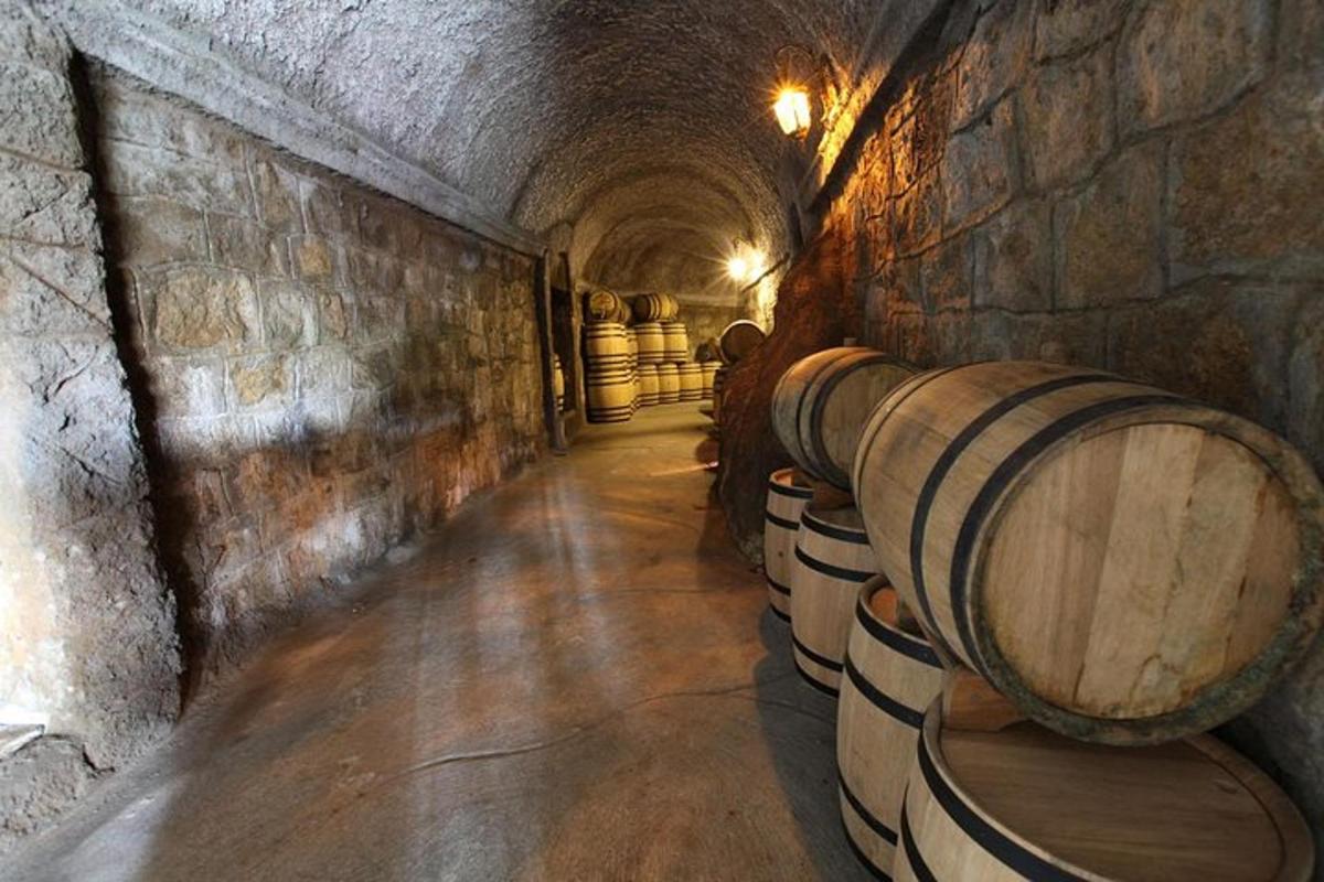 en rad vinfat i en tunnel