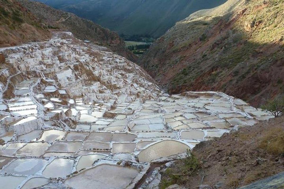 uma cidade antiga na encosta de uma montanha