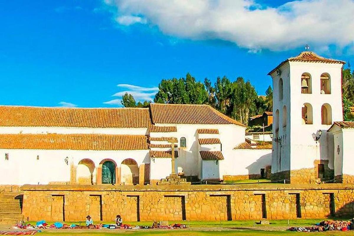 um grande edifício branco com uma cerca na frente