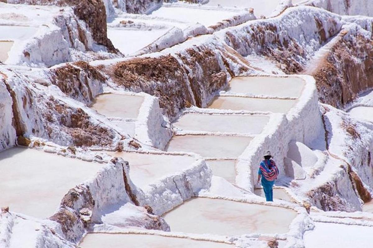 um homem em pé em uma montanha coberta de neve