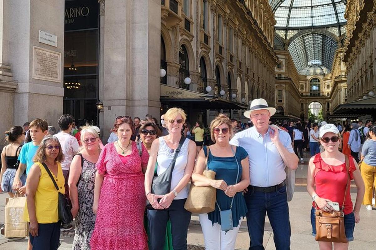 grupp inimesi, kes seisavad hoone ees
