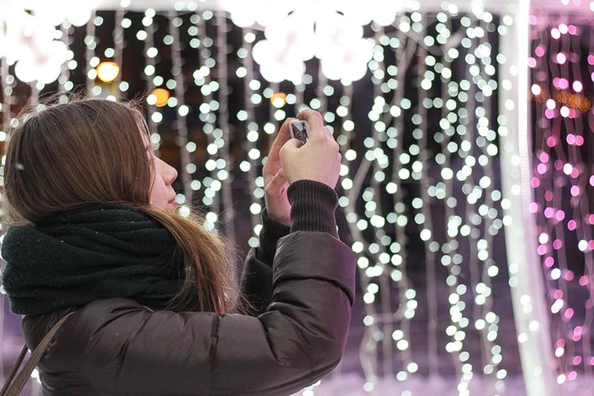 una donna che scatta una foto con il suo cellulare