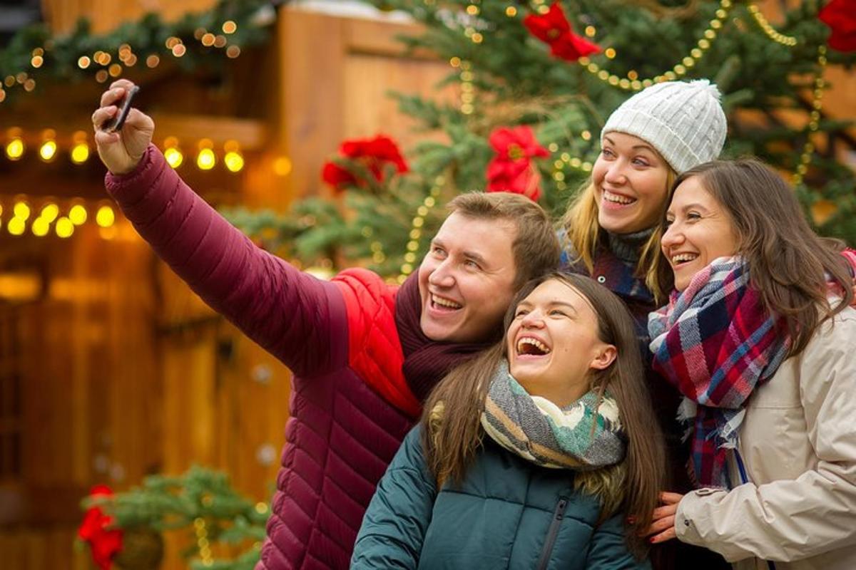 un gruppo di persone in posa per una foto davanti a un albero di Natale