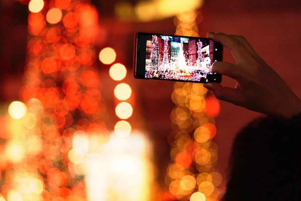 una persona che scatta una foto con un cellulare