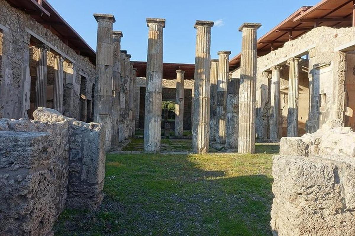 skupina ruševin s stebri na dvorišču