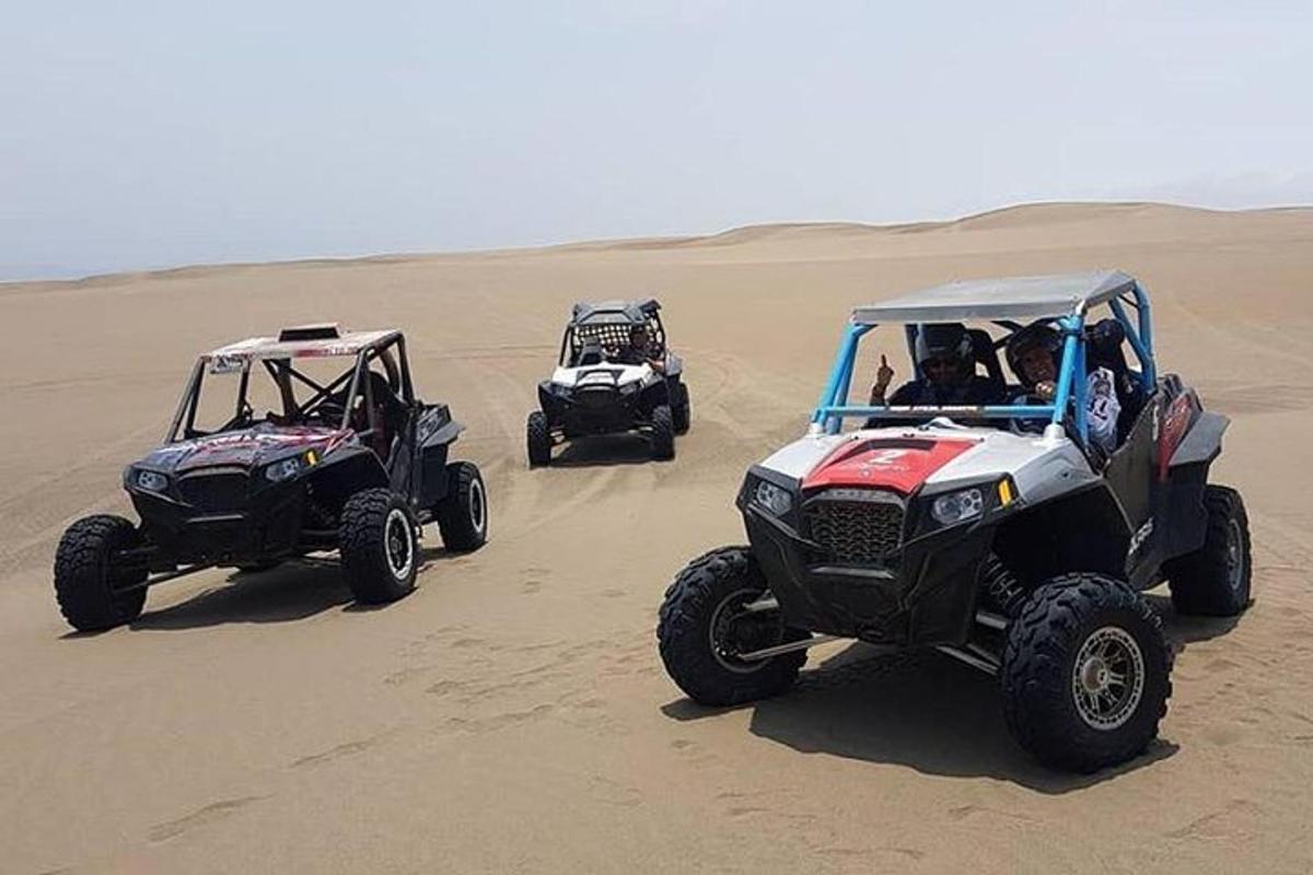 tiga atv di pasir di padang pasir