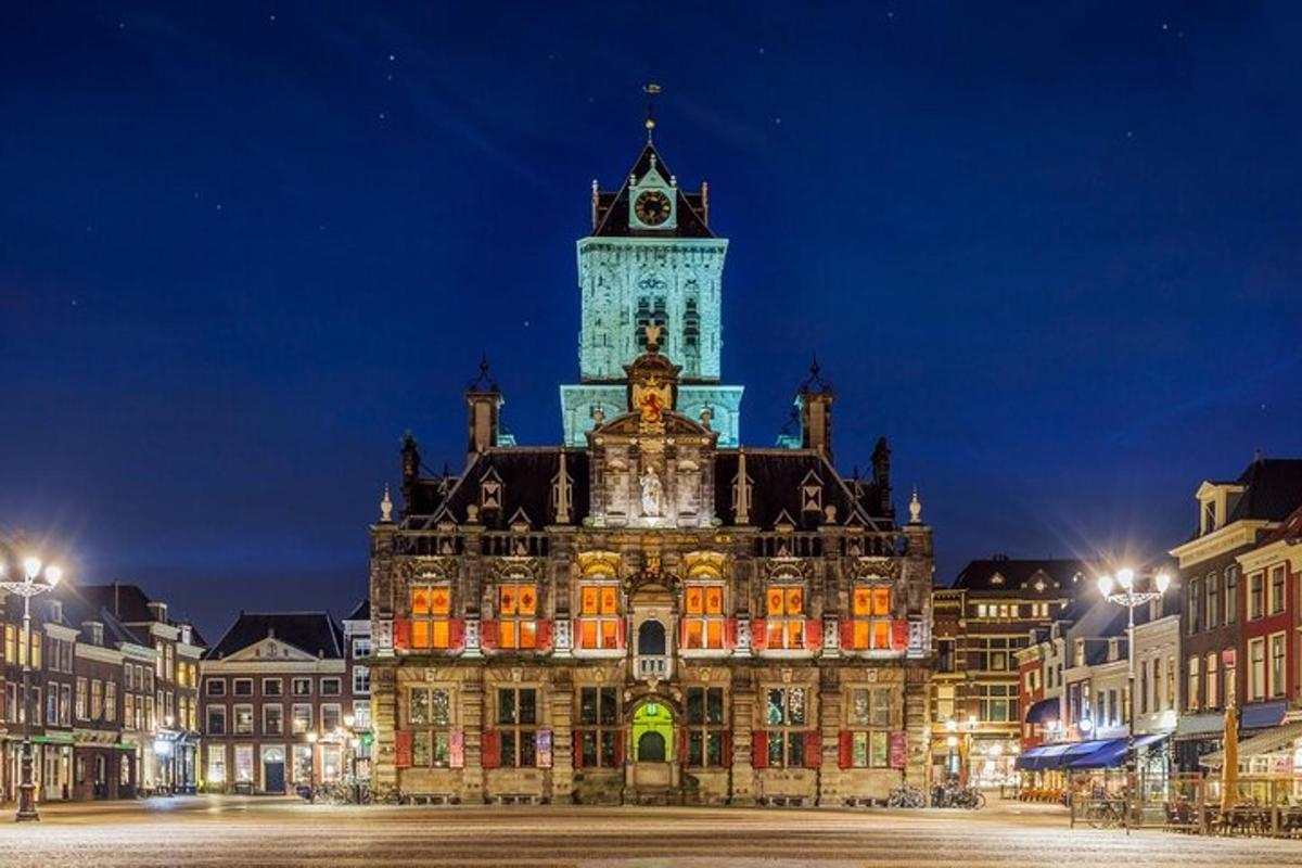 un grande edificio con una torre dell'orologio in cima