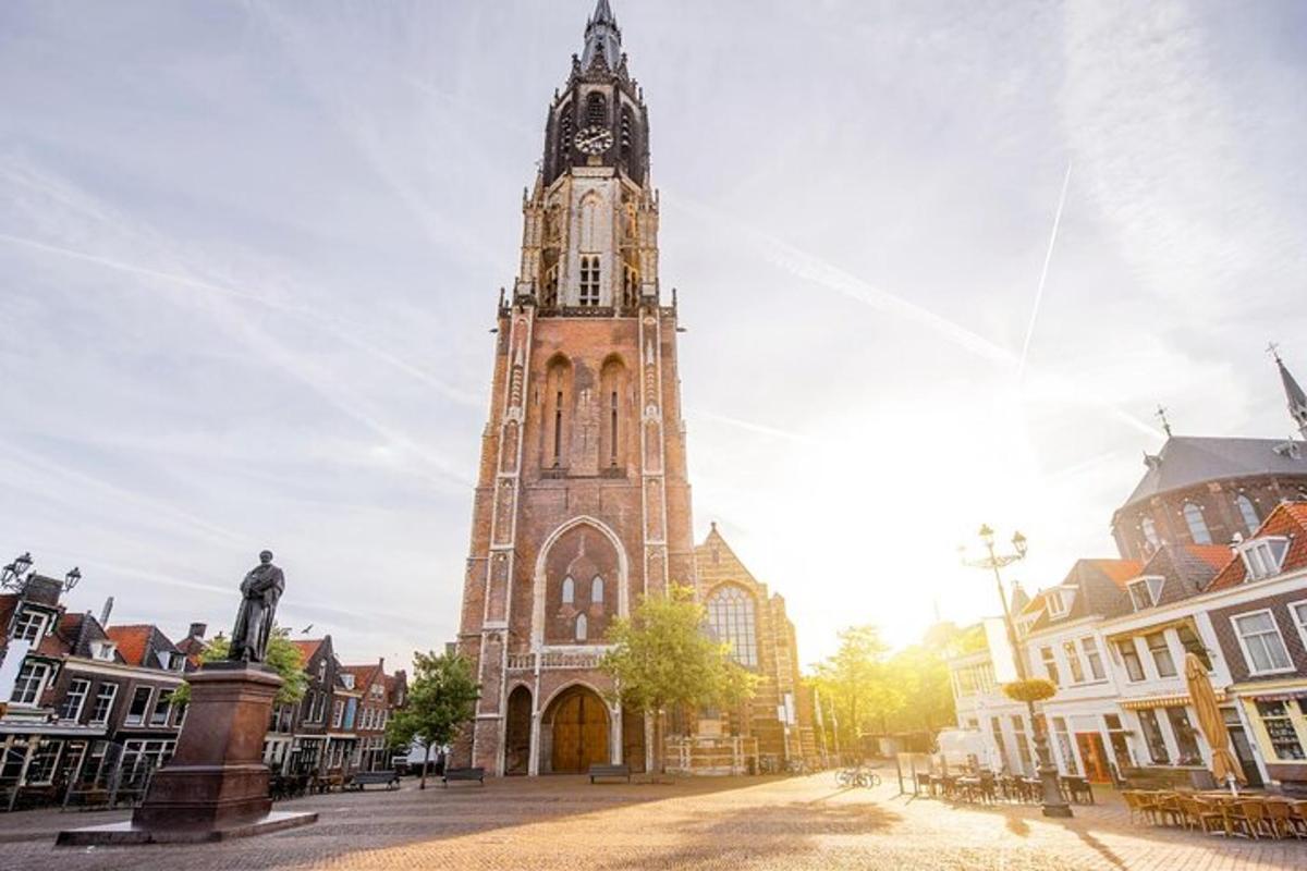 un alto edificio con una torre dell'orologio in una città