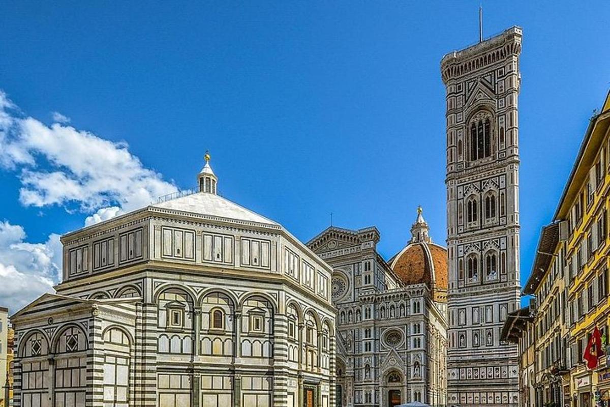 un gran edifici amb una torre de rellotge en una ciutat