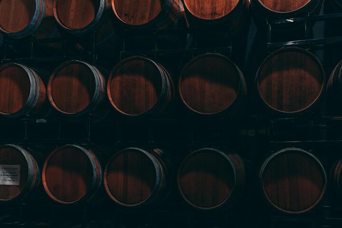 Un montón de barriles de vino de madera en una bodega.