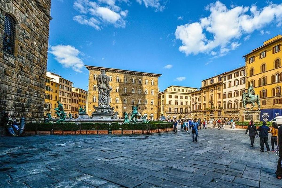 una plaza de la ciudad con una fuente delante de un edificio