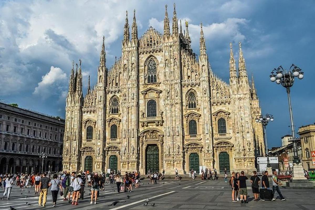 una grande cattedrale con persone che camminano davanti ad essa
