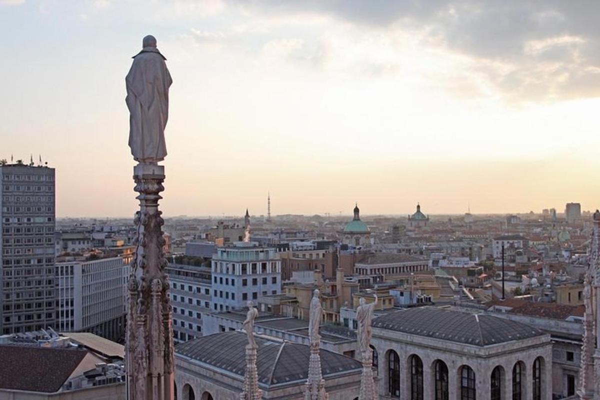 une statue d'un homme debout au sommet d'un bâtiment