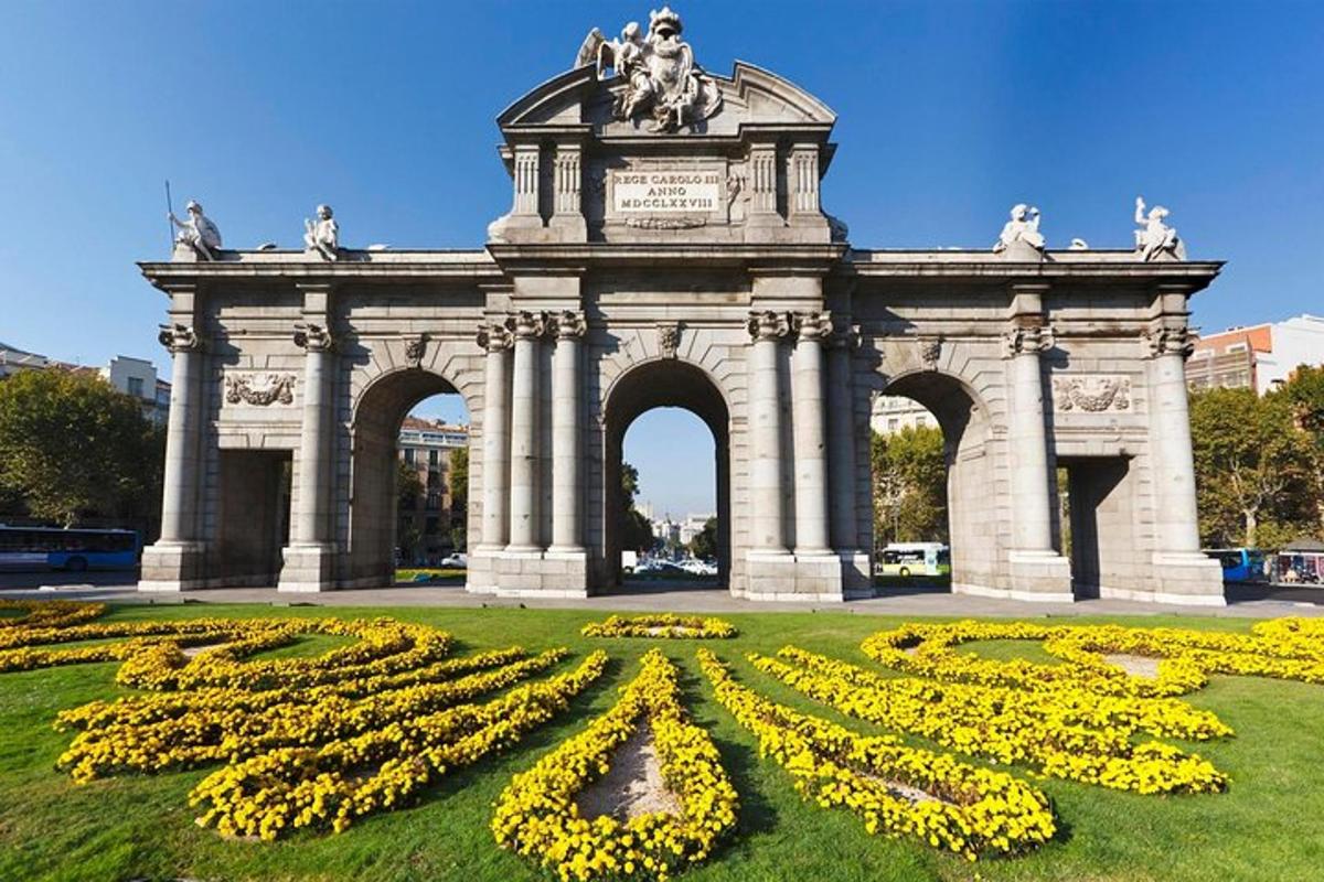 een groot monument met een groot veld met gele bloemen