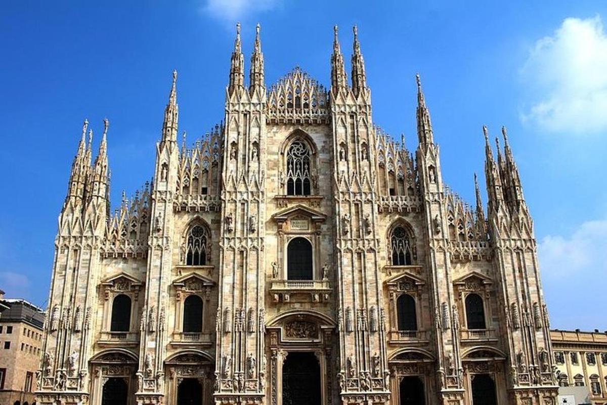 una grande cattedrale con molte guglie in cima