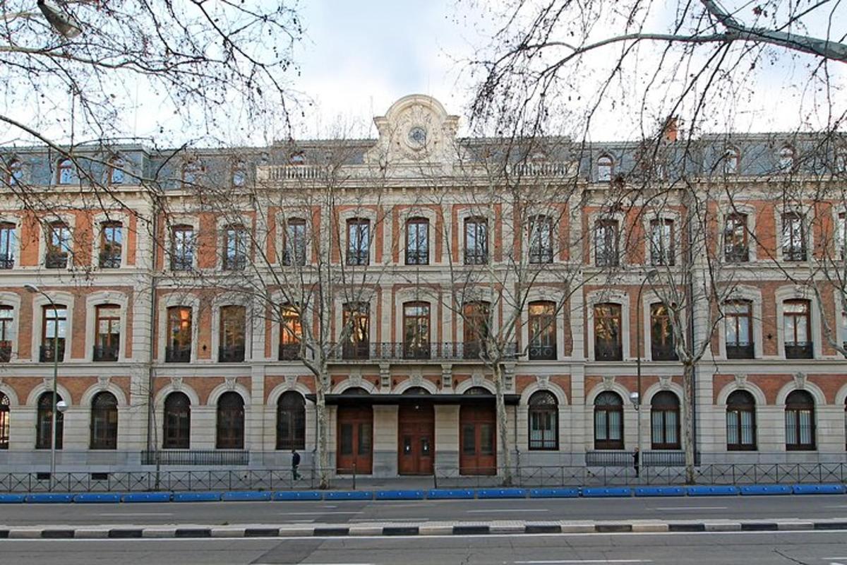 ein großes Backsteingebäude mit einer Uhr oben drauf