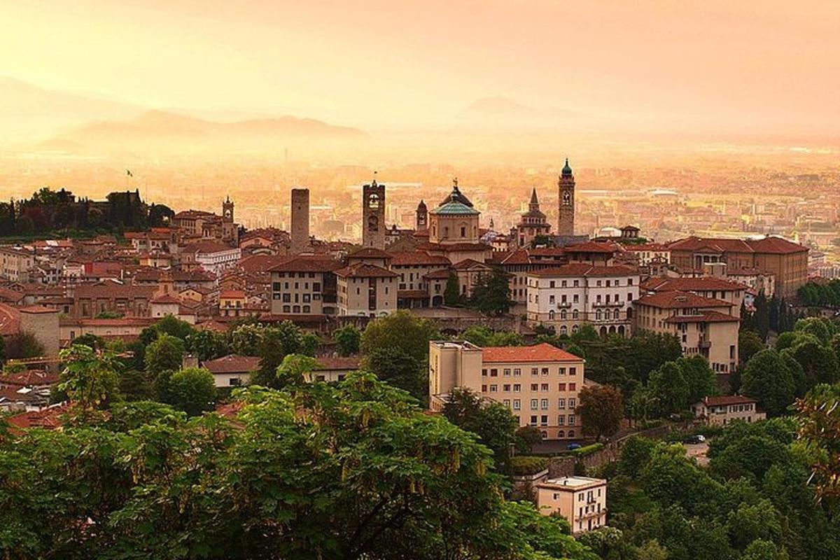 uma vista de uma cidade com edifícios em uma colina