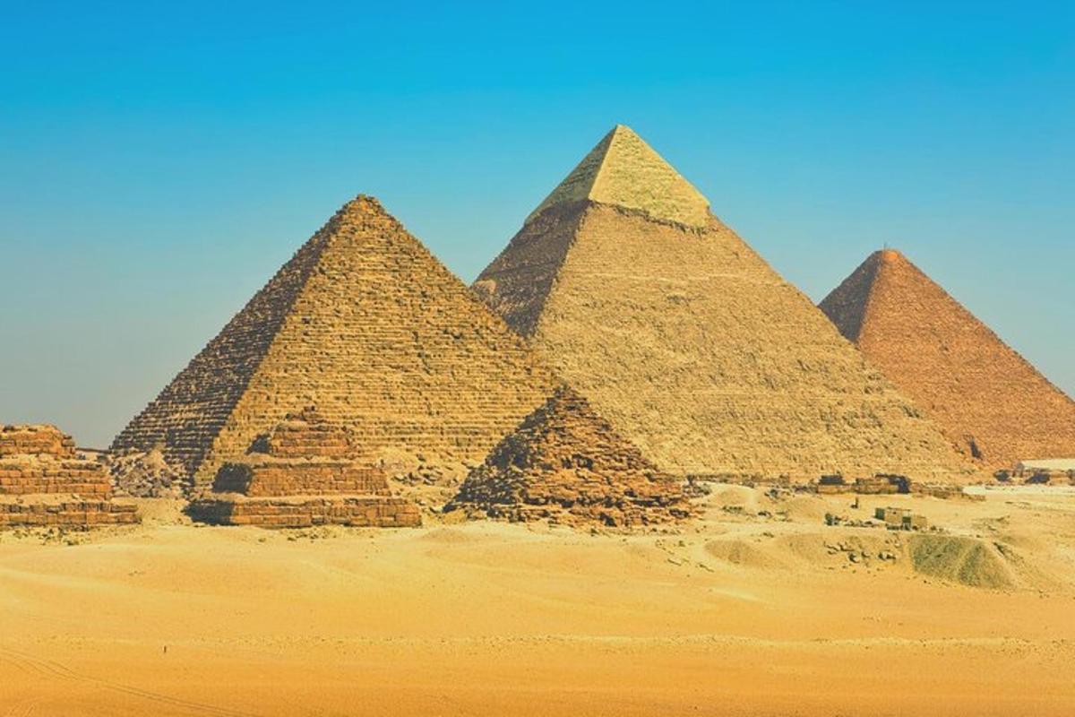 ryhmä pyramideja istuu aavikolla