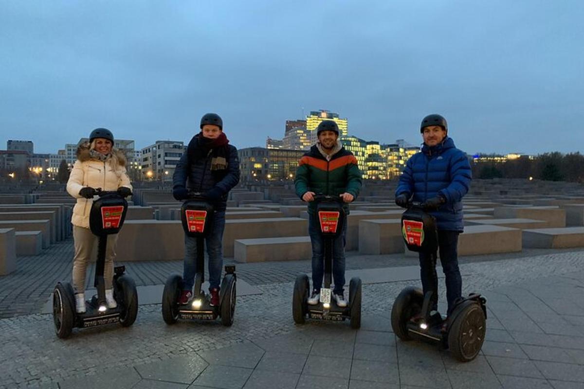 un gruppo di quattro persone in sella a un segway