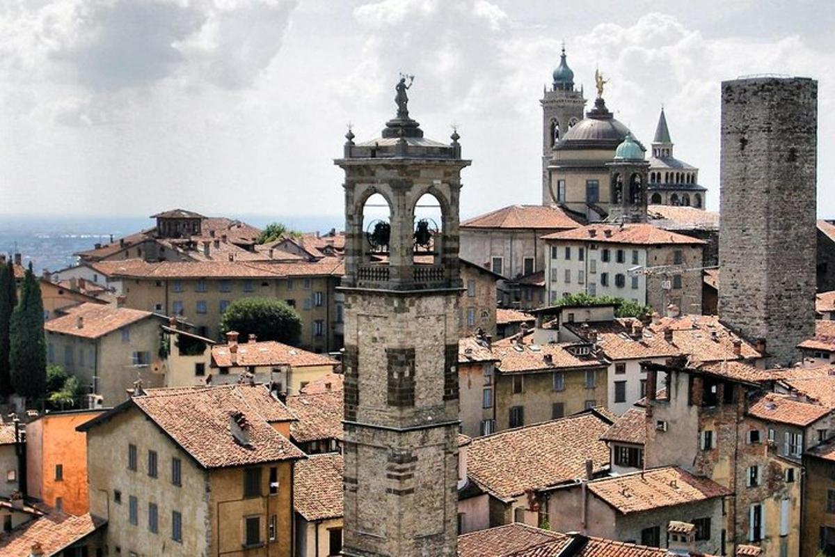 uma vista de uma cidade com telhados e edifícios