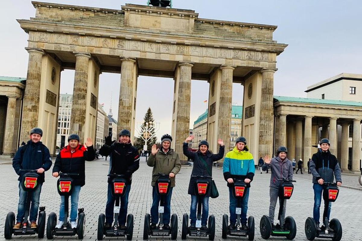 un gruppo di persone che guidano i segway davanti a un edificio