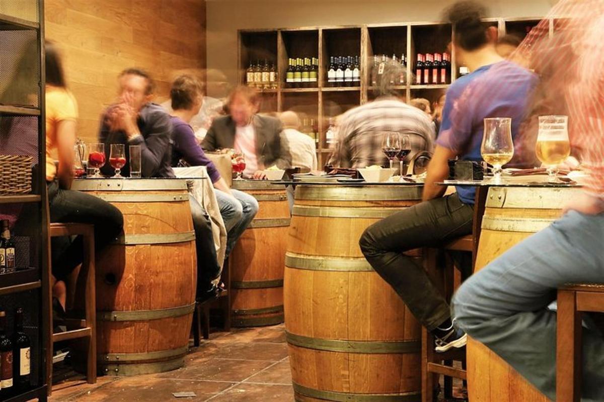 sekumpulan orang yang duduk di sebuah bar