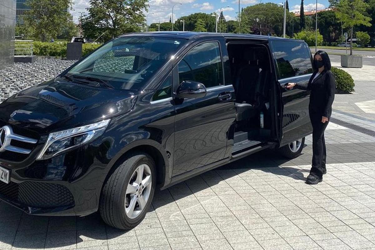 una persona in piedi sulla portiera di un camion nero