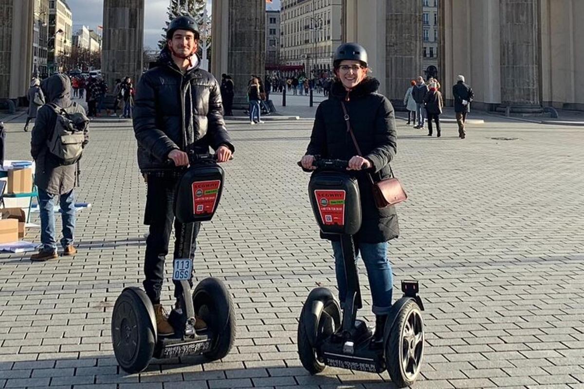 um homem e uma mulher andando de segway