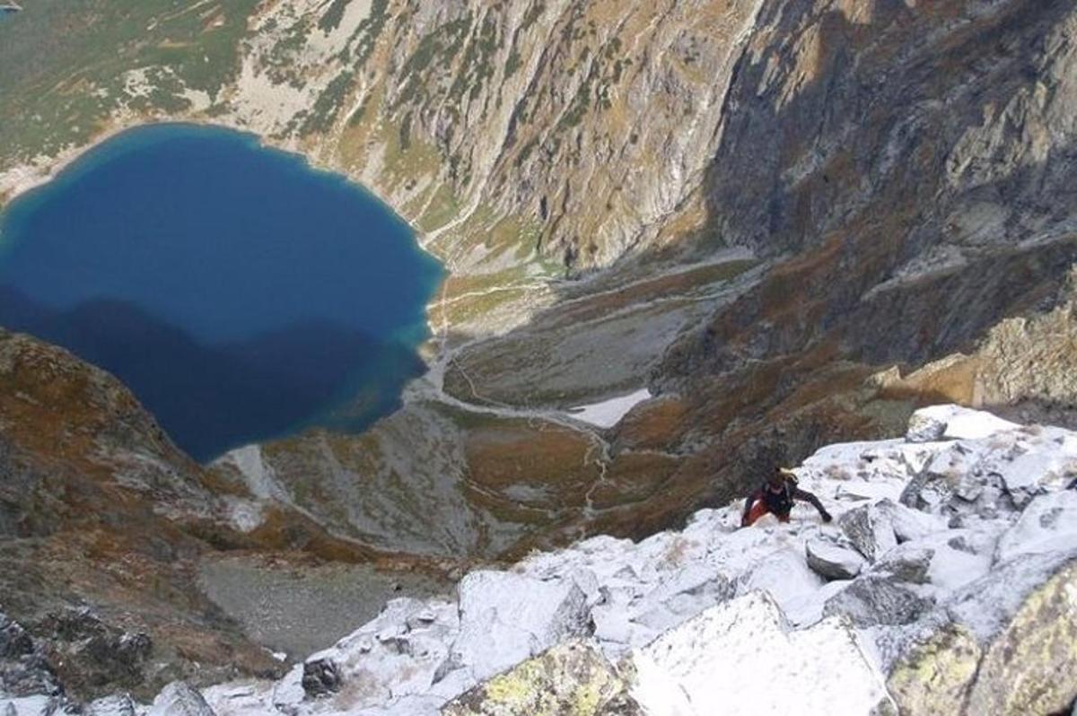 山边的蓝色湖泊