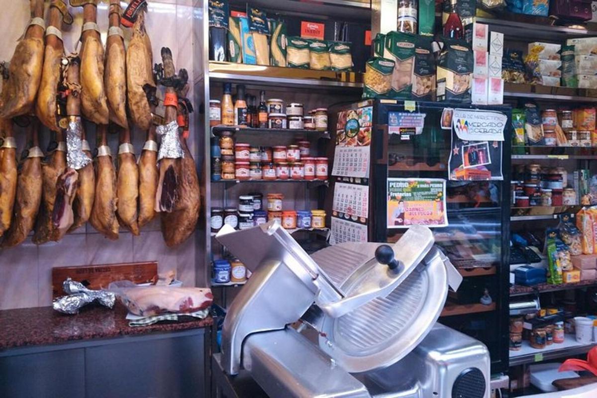 sebuah kedai dengan daging tergantung di dinding