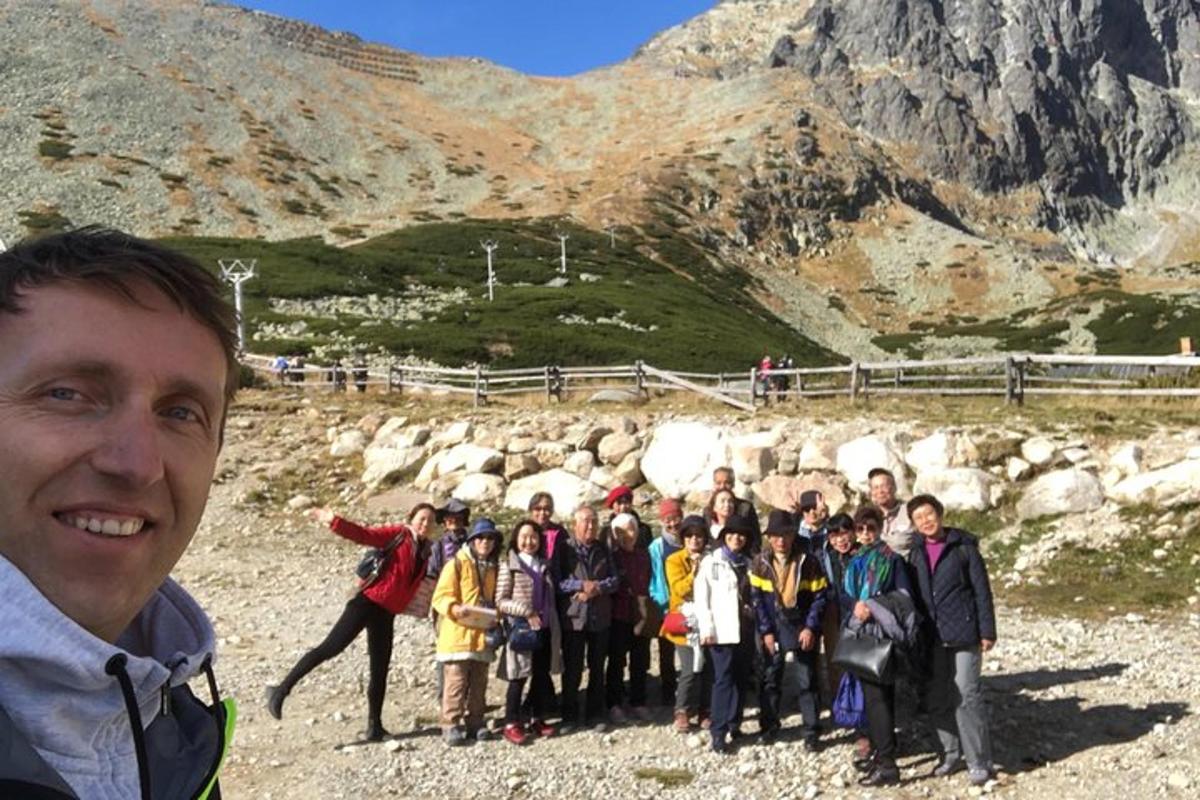 一群人站在一座山前