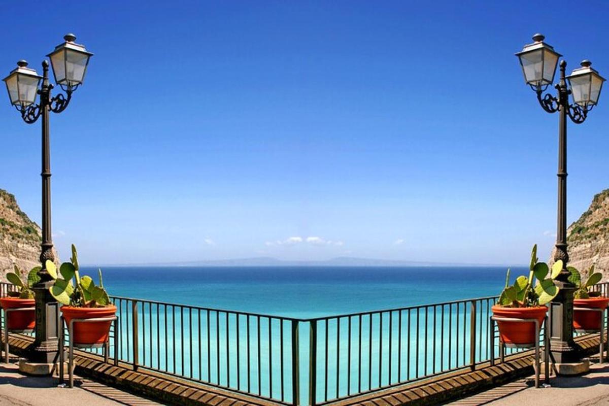 un balcón con vista al mar