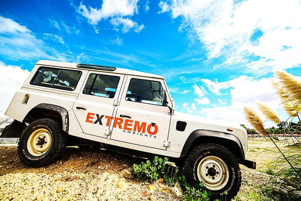 um jipe branco estacionado em uma estrada de terra