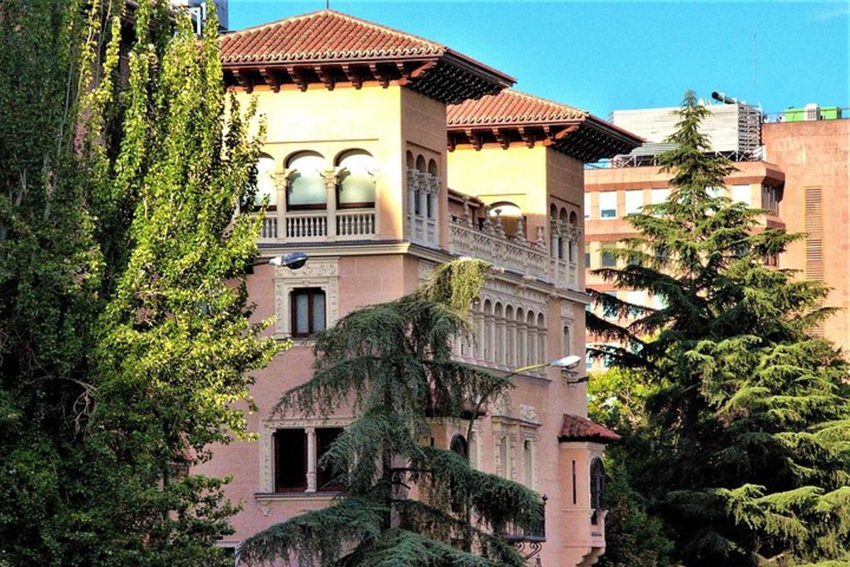 ένα μεγάλο κτίριο με μπαλκόνι στην κορυφή του