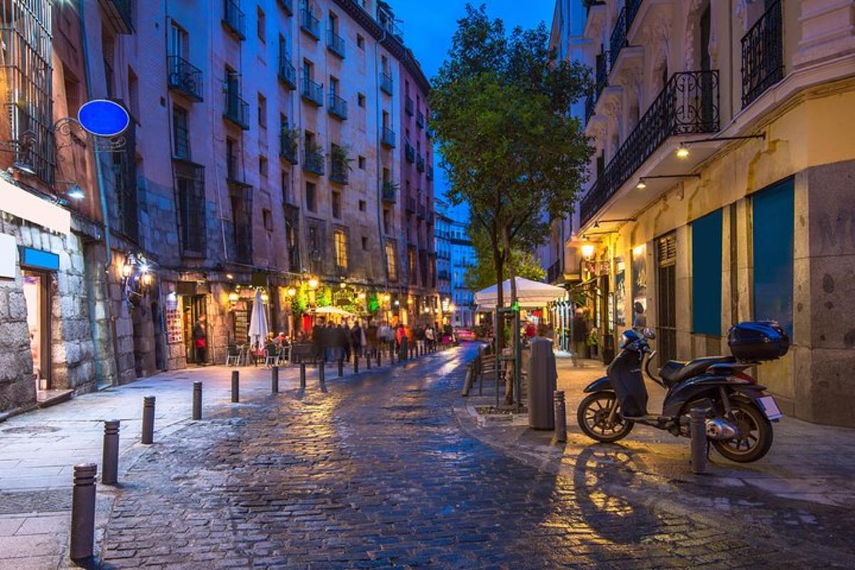Una motocicleta estacionada en una calle adoquinada por la noche