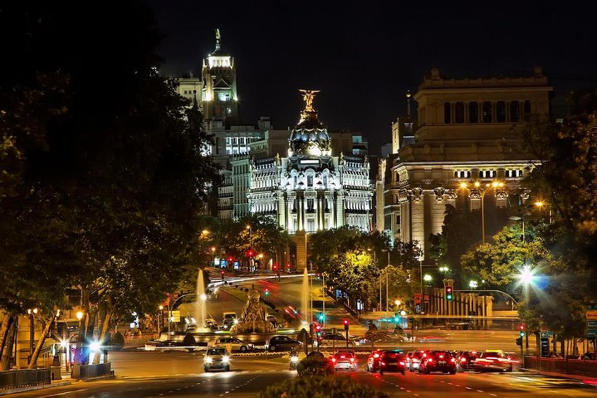 una ciudad de noche con coches en una calle
