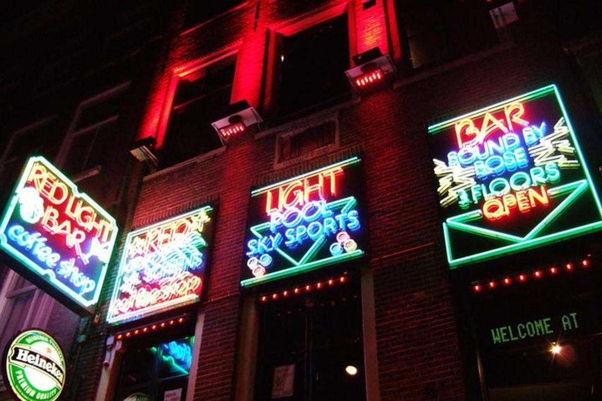 một nhóm biển hiệu neon ở bên hông tòa nhà