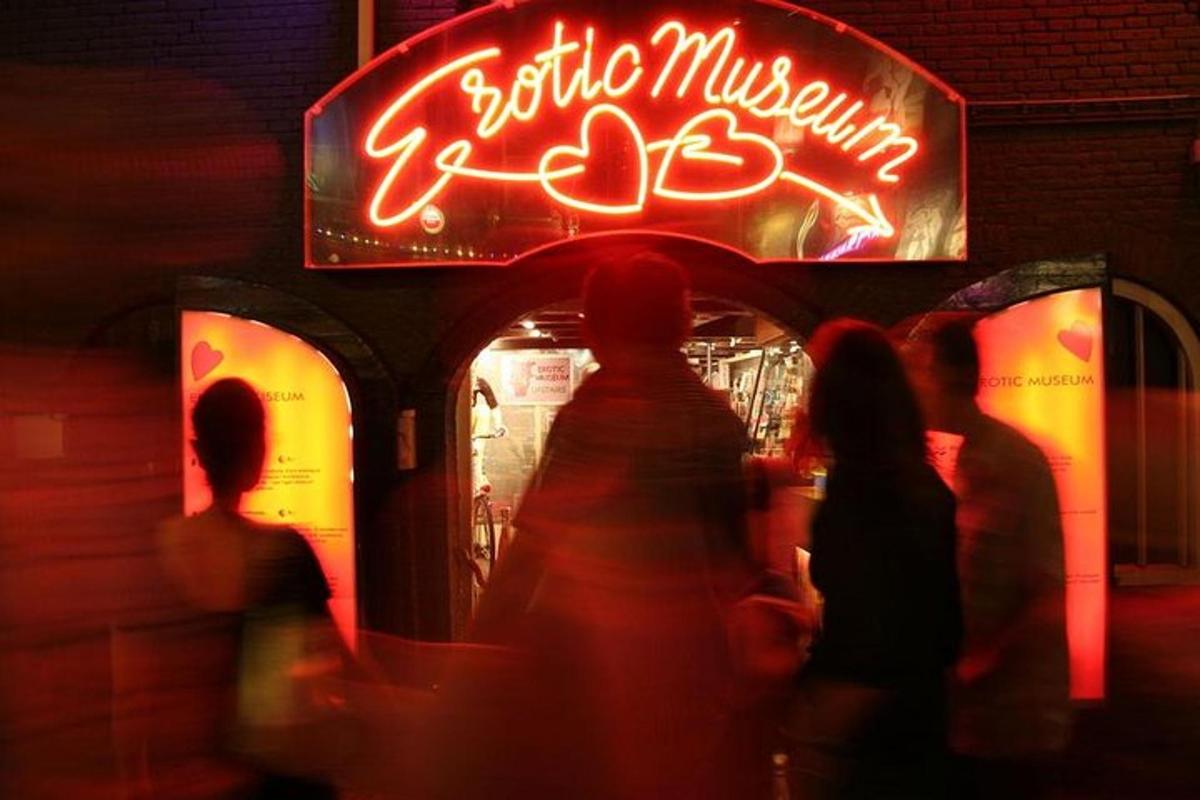een groep mensen die voor een restaurant loopt