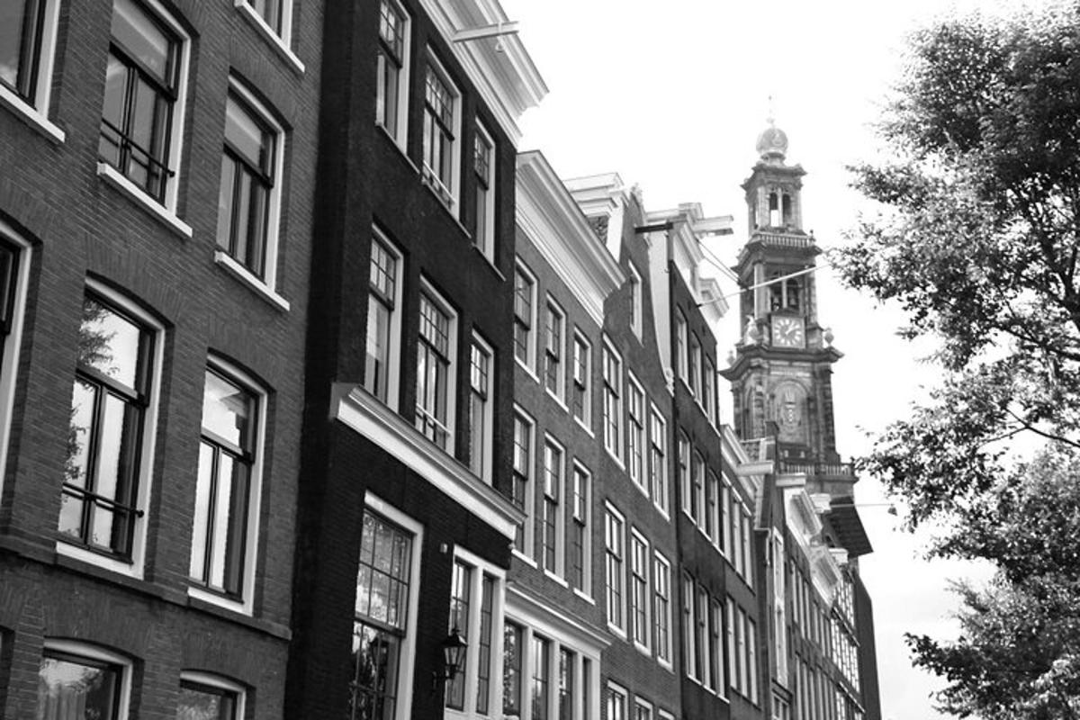 mustvalge foto kellatorniga hoonest